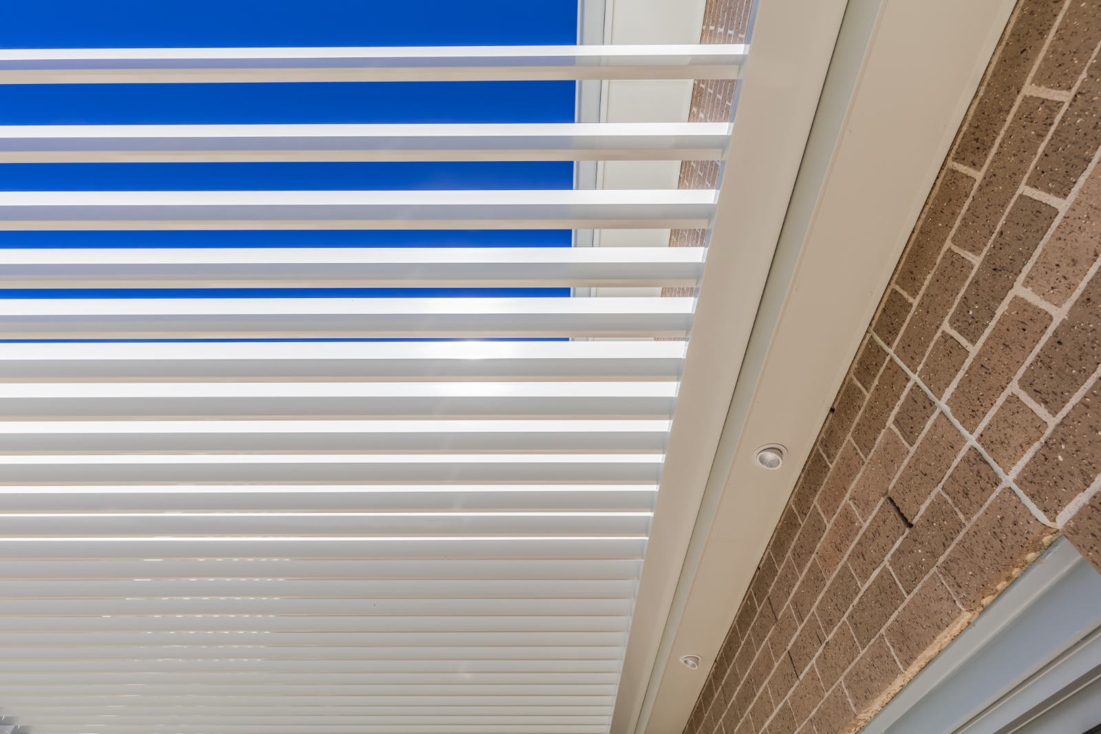 Close up of roof louvres on Gymea Bay aluminum pergola
