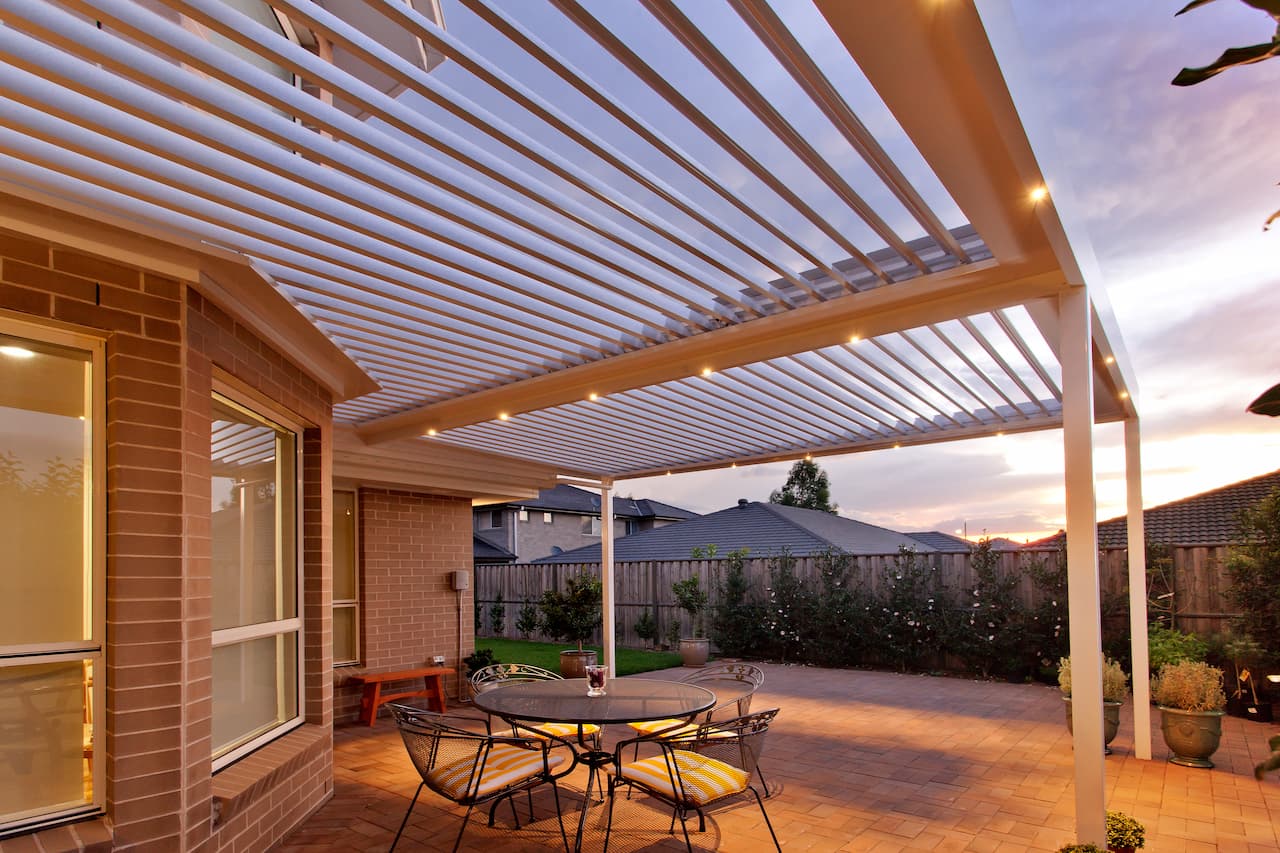 The Ponds pergola roof with creme coloured aluminium frame and louvres.