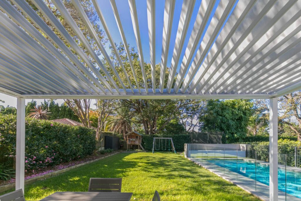 Riverview pergola motorised roof louvres.