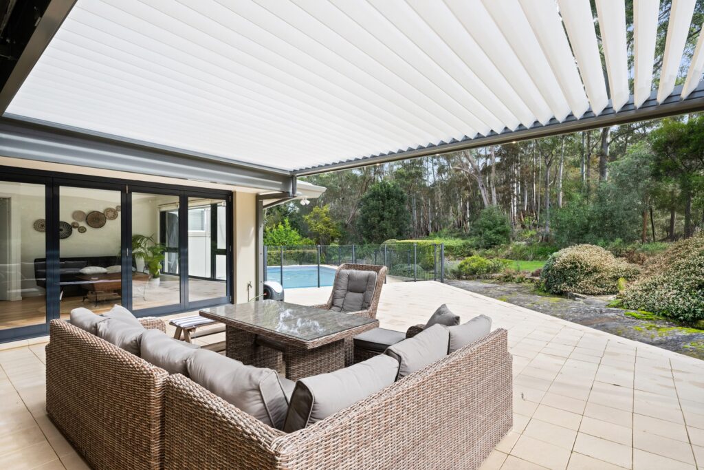 West Pymble louvre roof from behind the outdoor lounge.