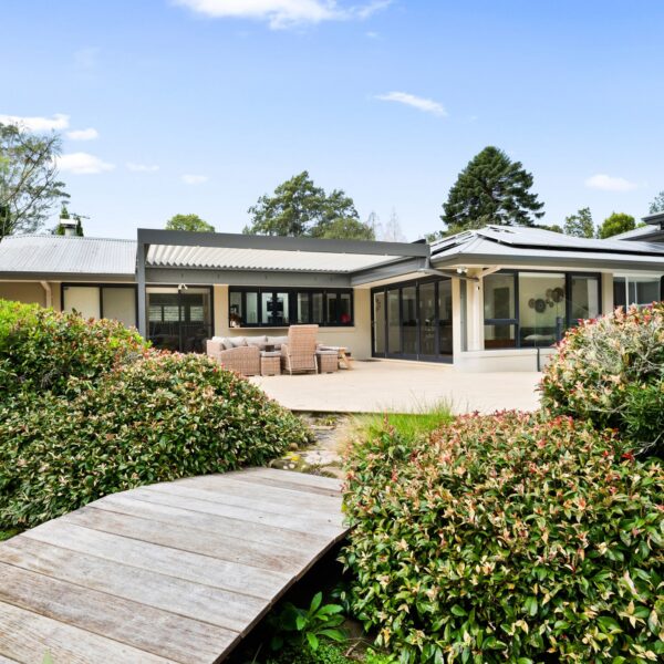 West Pymble Louvre Roof in Woodland Grey and Surfmist